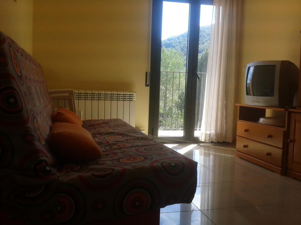 Apartamentos Fonda Finet Sant Felíu de Pallarols Zimmer foto